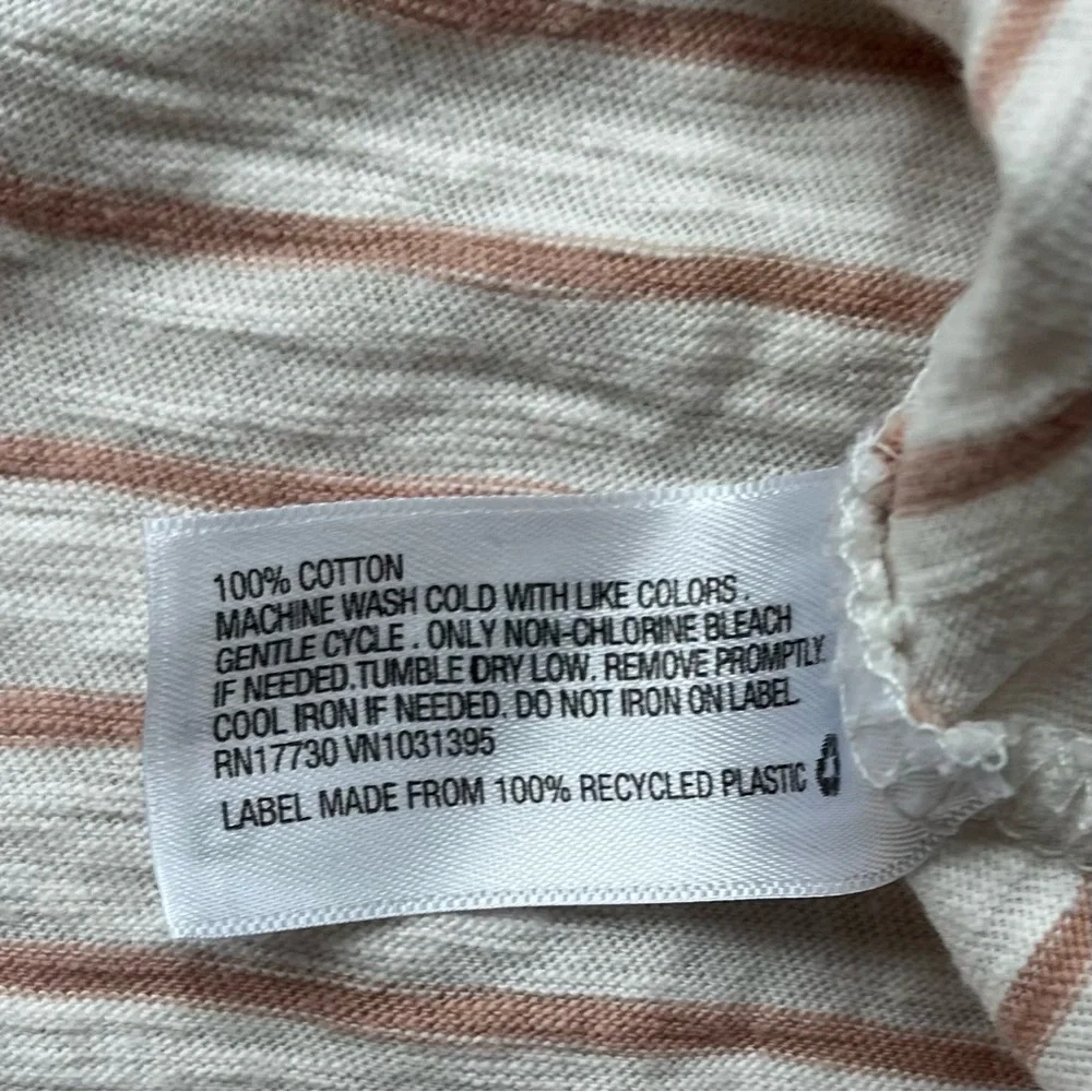 Universal Thread Women’s Beige StrIped Monterey V-neck T-Shirt - XS - EUC
